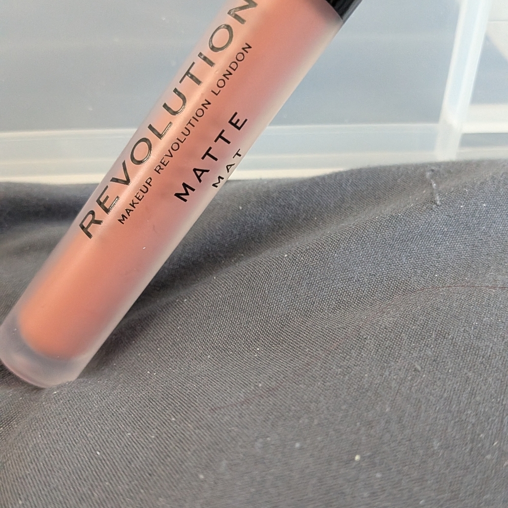 Revolution Vivid Baked Highlighters and Liquid Lipstick - Picture 4 of 10